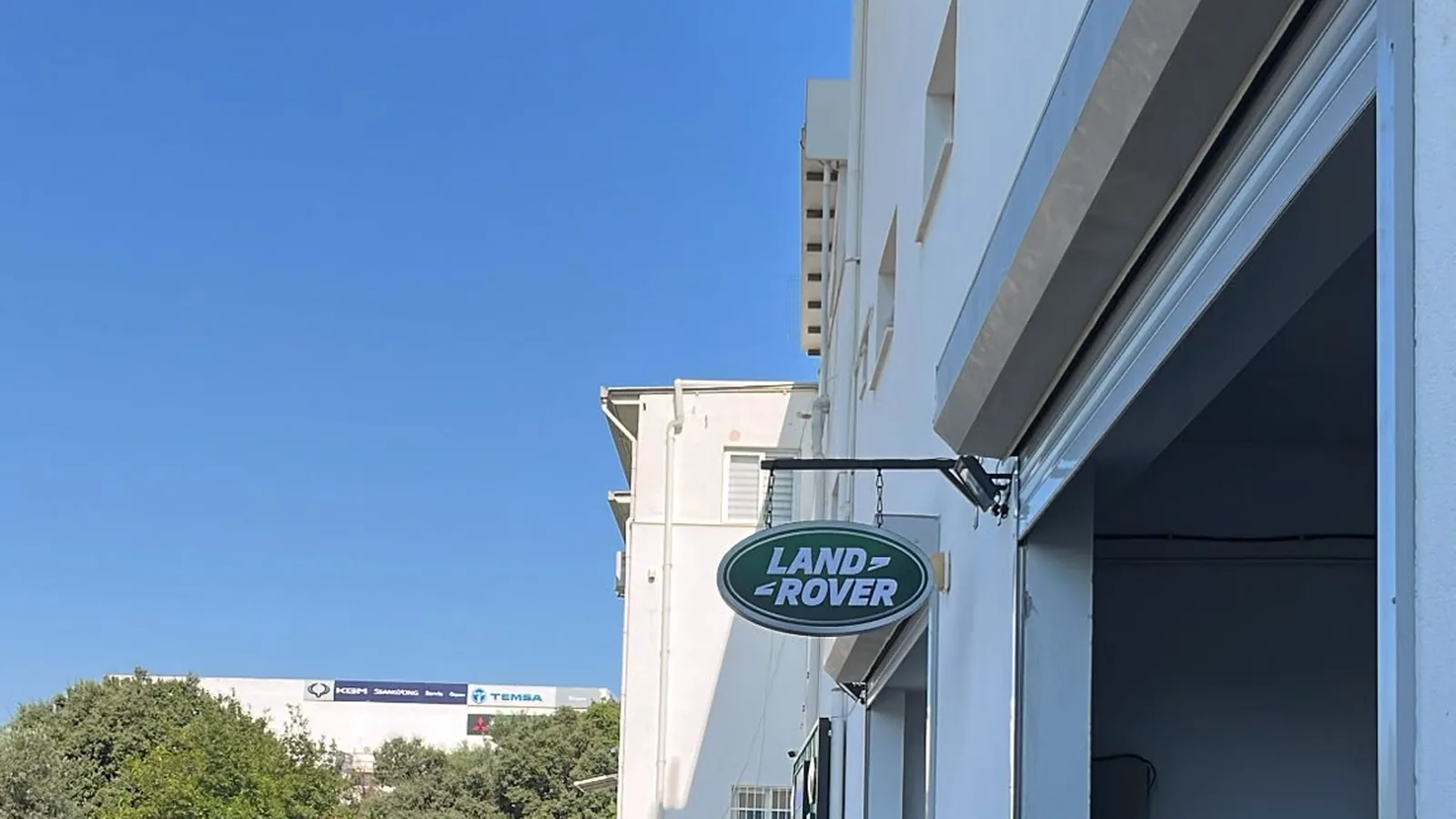 QARIP OTO Bodrum — Land Rover özel servisi, atölye girişi