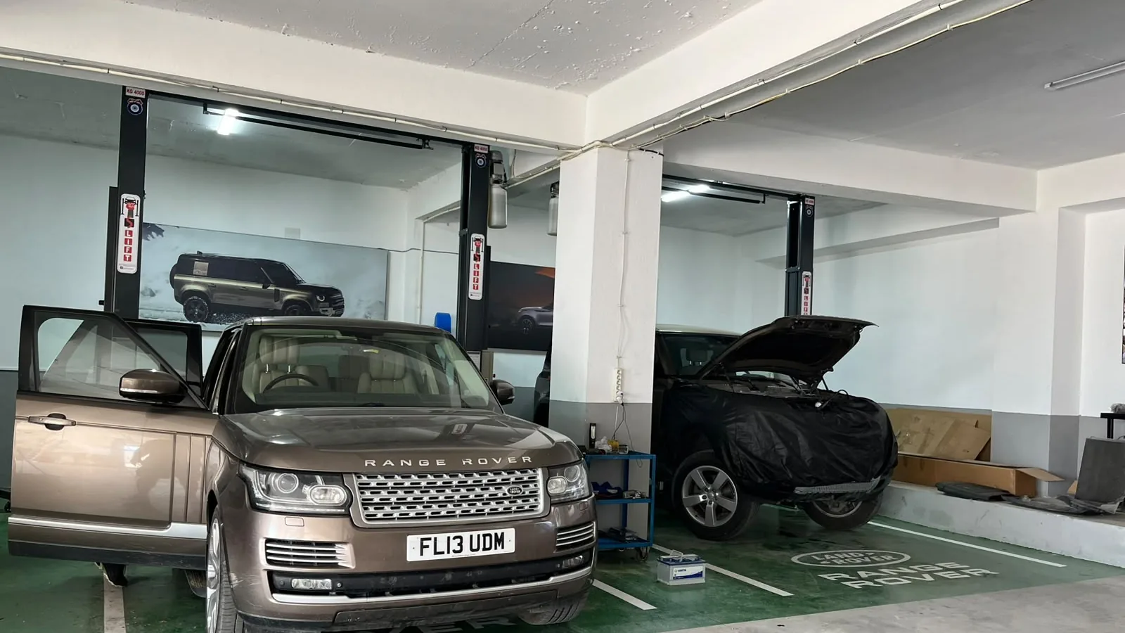 QARIP OTO Bodrum servis atölyesi — Range Rover liftte bakımda
